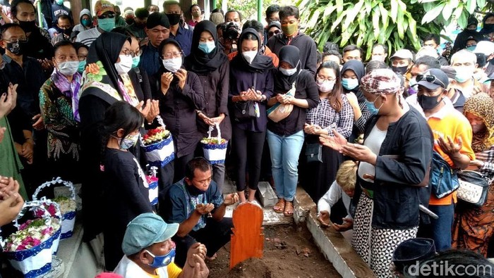 Duka Selimuti Proses Pemakaman Ki Seno di Yogyakarta Suasana duka menyelimuti proses pemakaman Ki Seno Nugroho. Dua wayang kulit berwarna hitam ikut dikuburkan, yakni tokoh pewayangan Bagong dan Bima.