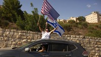 Di Israel, warga mengibarkan bendera nasional Israel dan AS pada hari pemilihan presiden AS, di Carmiel, Israel utara. AP Photo/Maya Alleruzzo  
