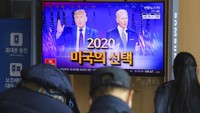 Di Korea Selatan, Sebuah layar TV menunjukkan gambar Donald Trump, kiri, dan Joe Biden, kanan, selama program berita di Stasiun Kereta Seoul. AP Photo/Ahn Young-joon  