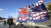 Bendera dari pendukung Donald Trump pun dikibarkan di depan kedutaan besar AS di Seoul. AP Photo/Ahn Young-joon  