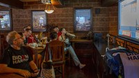 Di Thailand, euforia pemilihan presiden terlihat dari sebuah restoran yang menayangkan hasil pemungutan suara pilpres AS yang tengah berjalan. AP Photo/Gemunu Amarasinghe  