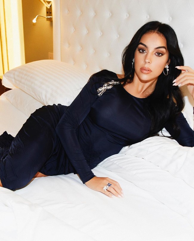 Model kelahiran Argentina ini berbagi kisahnya menjadi influencer dan kreator konten digital dengan puluhan juta follower di Instagram. Foto: Instagram/@georginagio, @lofficielarabia