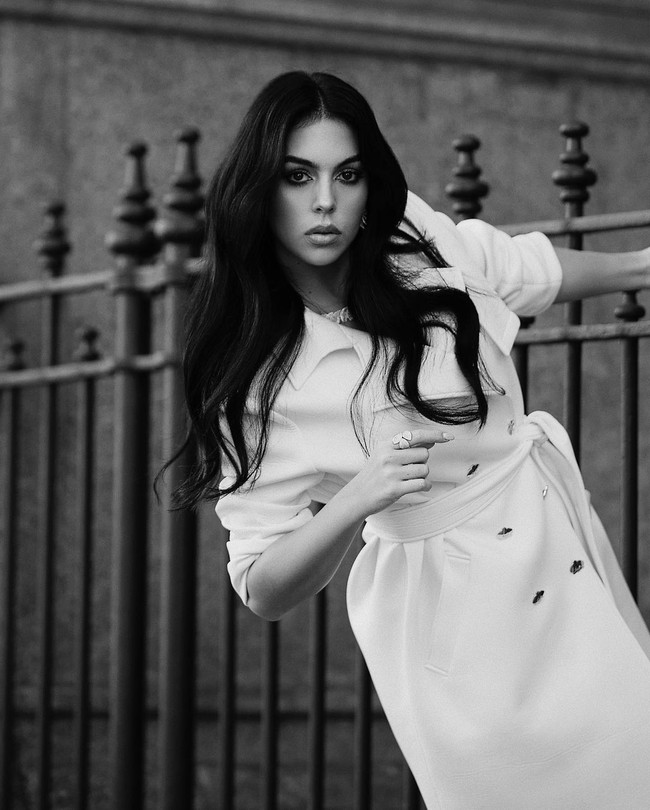 Rambut Georgina ditata dengan gaya natural. Digerai dan diberi sentuhan bergelombang untuk kesan seksi. Foto: Instagram/@georginagio, @lofficielarabia