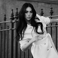 Rambut Georgina ditata dengan gaya natural. Digerai dan diberi sentuhan bergelombang untuk kesan seksi. Foto: Instagram/@georginagio, @lofficielarabia