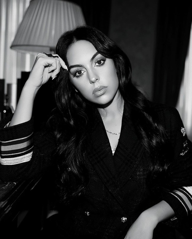 Kecantikan khas wanita latin semakin ditegaskan dengan pulasan makeup mata bold dan lipstik nude. Foto: Instagram/@georginagio, @lofficielarabia