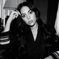 Kecantikan khas wanita latin semakin ditegaskan dengan pulasan makeup mata bold dan lipstik nude. Foto: Instagram/@georginagio, @lofficielarabia