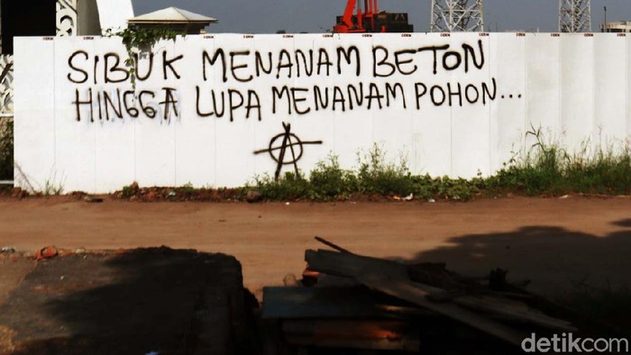 Banyak pembangunan gedung yang harus memotong pohon dan lupa ditanam lagi. Hal itu disindir dalam coretan dinding di bandung ini.