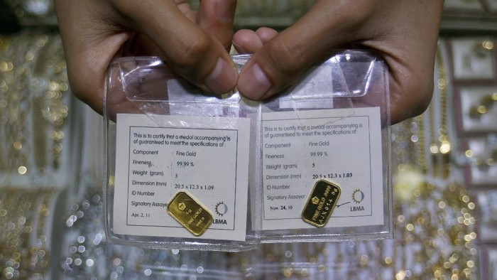 Harga emas Antam kembali ke level Rp 1 juta per gram. Hari ini, harga emas Antam naik Rp 10.000 dan dijual Rp 1.004.000 per gram.