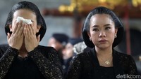 Isak tangis sinden dan niyaga (penabuh gamelan) melepas jenazah Ki Seno Nugroho.