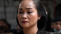 Seorang sinden menitikan air mata.