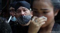 Para pelayat tak mampu menahan tangis saat peti jenazah dibawa menuju tempat peristirahatan terakhir.