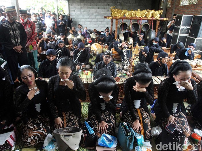 Jenazah dalang Ki Seno Nugroho diberangkatkan ke pemakaman. Isak tangis sinden dan niyaga (penabuh gamelan) mengiringi pelepasan jenazah.