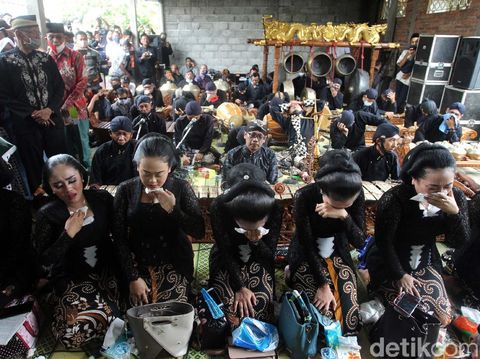 Jenazah dalang Ki Seno Nugroho diberangkatkan ke pemakaman. Isak tangis sinden dan niyaga (penabuh gamelan) mengiringi pelepasan jenazah.