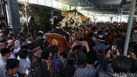 Seno Nugroho adalah dalang muda asal Yogyakarta yang dikenal sebagai salah satu dalang pembaharu gaya pedalangan masa kini. Dalang kelahiran 23 Agustus 1972 tersebut pada dasarnya merupakan dalang gaya Yogyakarta, namun dia juga sering memadukan dengan gaya Solo di pementasannya.