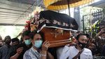 Isak Tangis Lepas Jenazah Dalang Ki Seno Nugroho