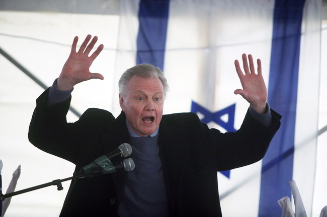 Jon Voight adalah pendukung setia Donald Trump sejak sang konglomerat mencalonkan diri sebagai presiden empat tahun lalu. Tahun ini, aktor pemenang Oscar sekaligus ayah Angelina Jolie tersebut menyumbangkan suaranya untuk narasi video kampanye Trump di pilpres AS 2020. (Foto: Lior Mizrahi /Getty Images)