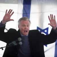 Jon Voight adalah pendukung setia Donald Trump sejak sang konglomerat mencalonkan diri sebagai presiden empat tahun lalu. Tahun ini, aktor pemenang Oscar sekaligus ayah Angelina Jolie tersebut menyumbangkan suaranya untuk narasi video kampanye Trump di pilpres AS 2020. (Foto: Lior Mizrahi /Getty Images)
