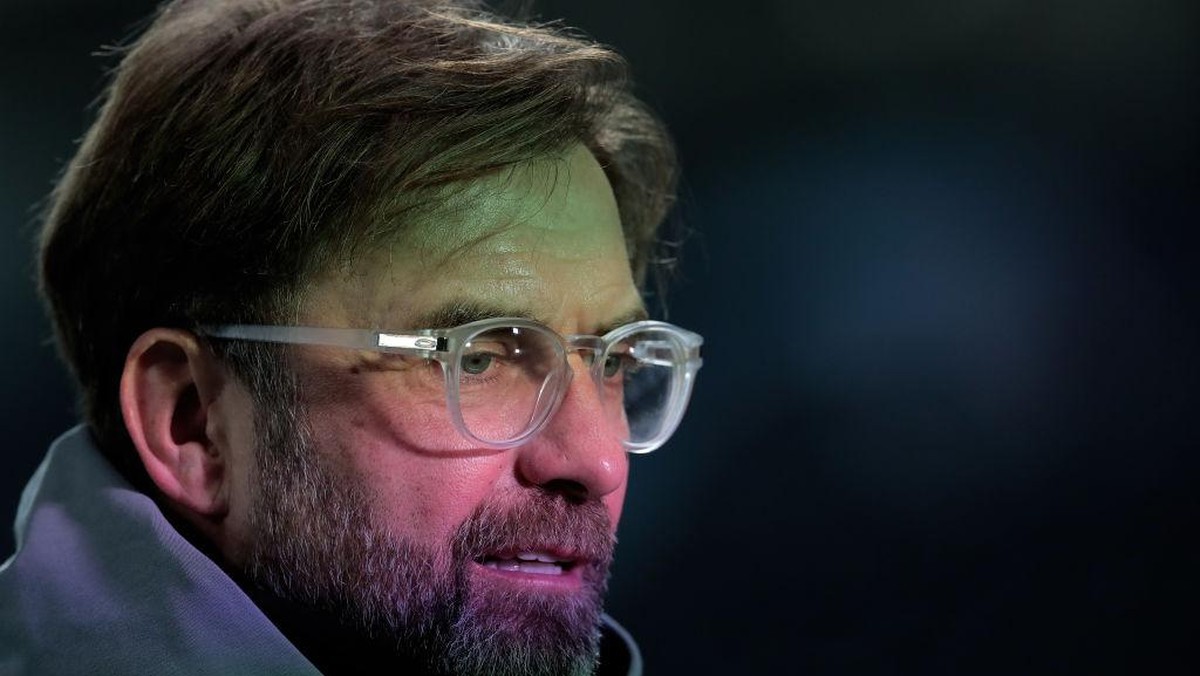 Juergen Klopp mesti putar otak untuk mengatasi krisis bek tengah di Liverpool. (Foto: Getty Images/Emilio Andreoli)