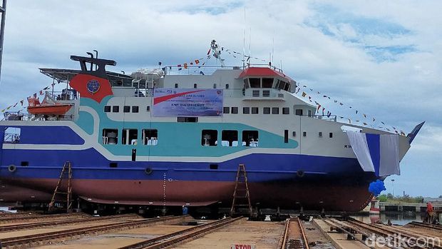 Kapal motor penyeberangan (KPM) Takabonerate siap berlayar di Selayar, Sulsel. Kapal roll on roll off (Ro-Ro) berkapasitas 500 GT ini mulai berlayar hari ini. (Ibnu Munsir/detikcom)