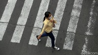 Zebra cross sejatinya merupakan hak para pejalan kaki di jalan raya, namun masih banyak pengendara yang sering kali menggunakan ruas zebra cross untuk berhenti khususnya ketika menunggu lampu merah.