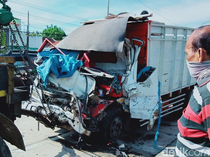 Kecelakaan truk di Jalan Yogya-Solo, Klaten, Rabu (4/11/2020).