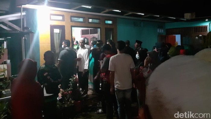 Keluarkan menyolatkan jenazah Bunda Maya sebelum dimakamkan di Purworejo