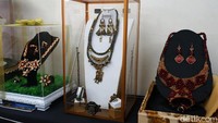 Terlihat beragam karya terpajang di atas meja dari mulai bidang lomba membatik, kriya kayu, tata boga, kecantikan, merangkai bunga, menjahit, teknologi informasi, hantaran dan kreasi barang bekas.
