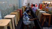 Salah satu kreasi anak berkebutuhan khusus yang dipajang di lomba tersebut adalah hasil kriya kayu berupa perlengkapan rumah tangga.
