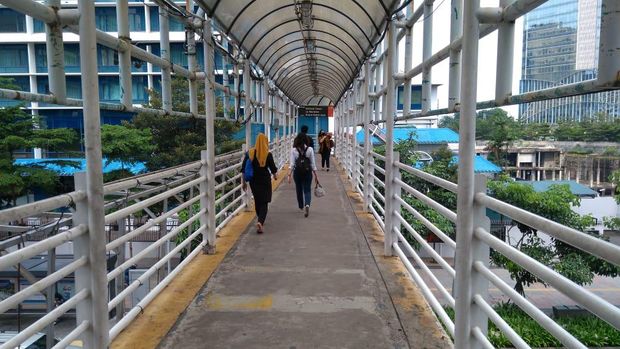 Kondisi JPO di Jalan Jenderal Sudirman, atau di depan Hotel Le Meridien, sebelum direvitalisasi.