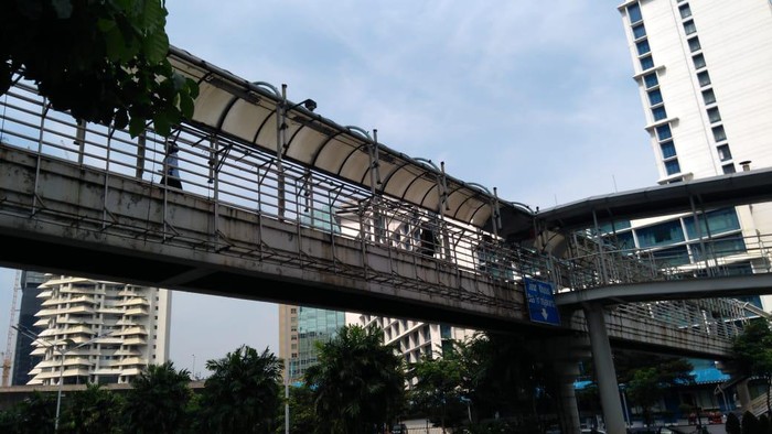 Kondisi JPO di Jalan Jenderal Sudirman, atau di depan Hotel Le Meridien, sebelum direvitalisasi.
