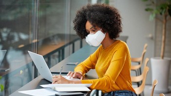 LG PuriCare Wearable Air Purifier didesain agar tepat menutup bagi sebagian besar wajah orang dewasa. Desain demikian membuat perangkat ini dapat meminimalkan kebocoran udara di sekitar hidung dan dagu, melengkapi kenyamanan penggunaan untuk durasi waktu panjang. Foto: LG