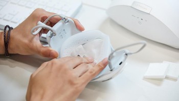 LG PuriCare Wearable Air Purifier memberikan perlindungan pengguna tak dapat dilepaskan dari dua filter H13 HEPA yang disandangnya. Foto: LG