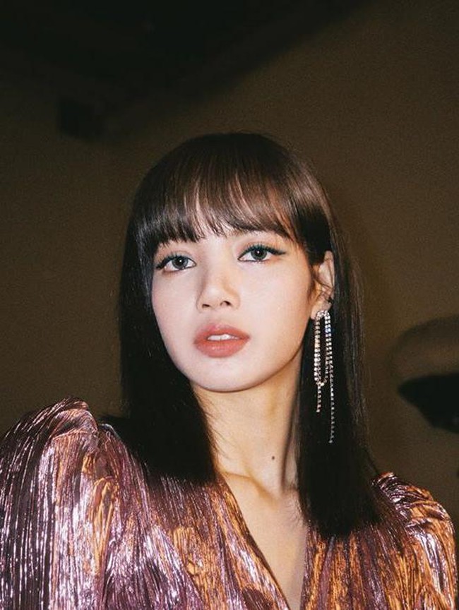 Lalisa Manoban atau Lisa Blankpink sudah tidak asing lagi dengan daftar wanita tercantik. Dalam daftar I-Magazine Fashion Face Awards 2020, ia menempati posisi dua. Pakar Adobe mengatakan Lisa punya proporsi wajah modern. Foto: Instagram
