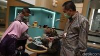 Direktur Distributions and Sales Mandiri Syariah Anton Sukarna (kiri) dan Region CEO Mandiri Syariah Jakarta Deden Durachman (kanan) mendampingi nasabah di Digital Branch Mandiri Syariah Kelapa Gading Jakarta, (4/11/2020).