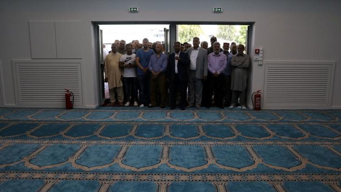 Muslims wait to enter the first official mosque in Athens, Greece June 7, 2019. REUTERS/Costas Baltas.