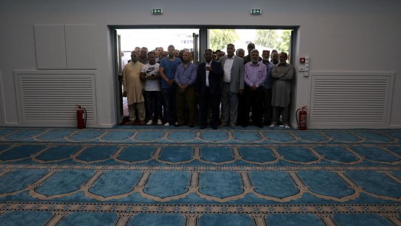 Masjid Athena Muslims wait to enter the first official mosque in Athens, Greece June 7, 2019. REUTERS/Costas Baltas.