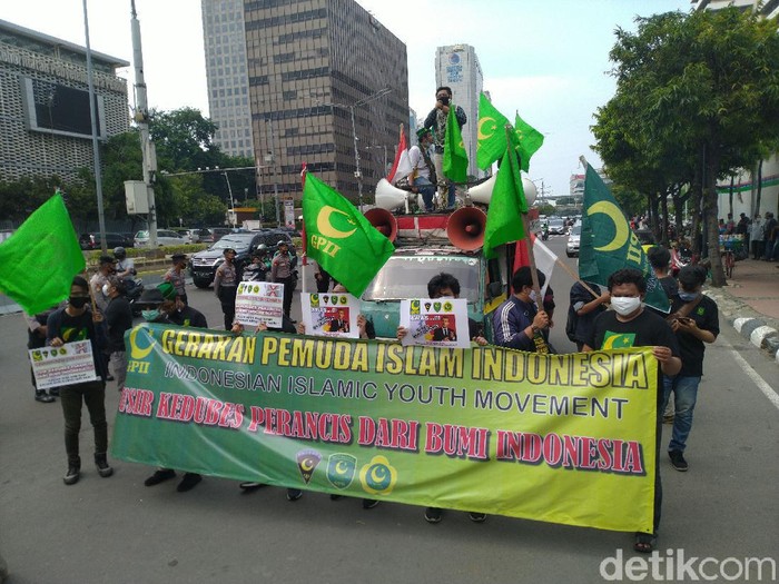 Massa GPII demo di depan Kedubes Prancis, Jakarta Pusat.