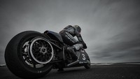 Tanpa suara bising, motor listrik, pengembangan tenaga yang sama sekali berbeda dengan mesin pembakaran dan tidak ada lawan langsung, itulah perbedaan yang paling jelas. Hal baru terbesar bagi saya adalah kecepatannya,” kata Biaggi. Foto: Dok. Voxan Motors