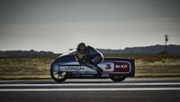 Ada 11 rekor dari 12 kategori yang dipecahkan Biaggi. Fokus utamanya adalah kategori motor listrik dengan berat lebih dari 300 kg. Rekor lama tercatat 329 km/jam, sementara Biaggi bisa memacunya sampai 366,94 km/jam. Foto: Dok. Voxan Motors