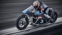 Pemilik salah satu tim balap di kelas Moto3 ini berhasil memecahkan rekor kecepatan di atas motor listrik Voxan Wattman. Foto: Dok. Voxan Motors