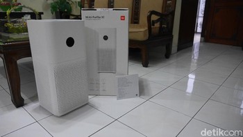 Mi Air Purifier 3C hadir dengan warna putih. Dimensinya 24cm x 24cm x 52cm, dengan bobot sekitar 4 kg. Foto: detikINET/Anggoro Suryo Jati