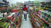 Di minimarket tersebut juga tampak sebuah keranjang yang dipasangi dengan poster bertuliskan Boikot Produk Prancis.