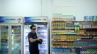 Pembeli pun memaklumi pemboikotan tersebut, sebab minimarket disini memang mayoritas pembelinya muslim.