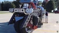 Sistem penggerak dilengkapi dengan transmisi Allison HT 740 yang. Kapasitas bahan bakar mampu menegak 302 liter. Kaki-kakinya menggunakan suspensi udara Air Glide. Foto: Youtube: Bikes and Beards