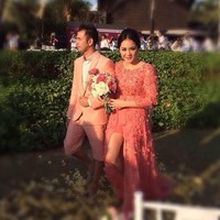 Nagita Slavina tampil casual saat menggelar resepsi pernikahan di Bali bersama Raffi Ahmad. Nagita tampil menawan dengan atasan berpotongan kebaya dan dipadankan dengan celana pendek.  Foto: dok. Instagram