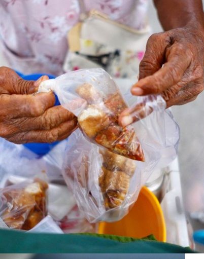Nenek 78 Tahun di Surabaya Jualan Tahu Gejrot