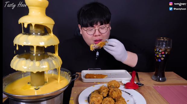 Niat Mukbang Fondue Cheese Malah 'Ditampar' Keju Leleh