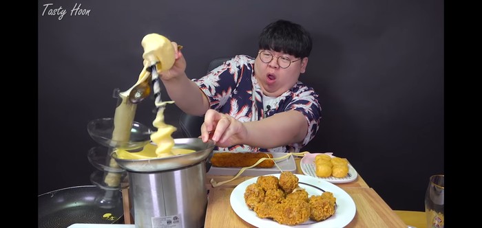 Niat Mukbang Fondue Cheese Malah Ditampar Keju Leleh