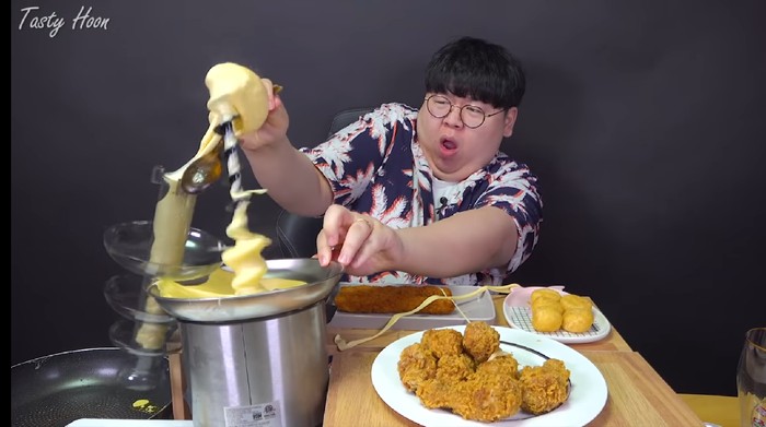 Niat Mukbang Fondue Cheese Malah Ditampar Keju Leleh