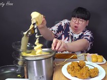 5 Mukbang dengan Konsep Tak Biasa, Ditampar Keju hingga Makan Jahe
